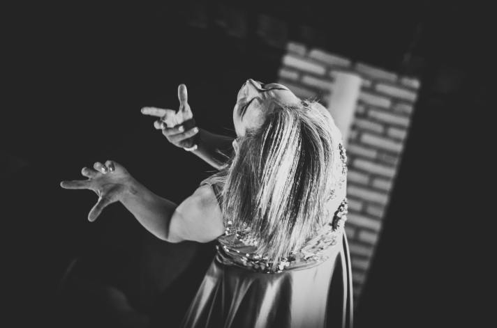 photo-1520882911103-3b623775bf19